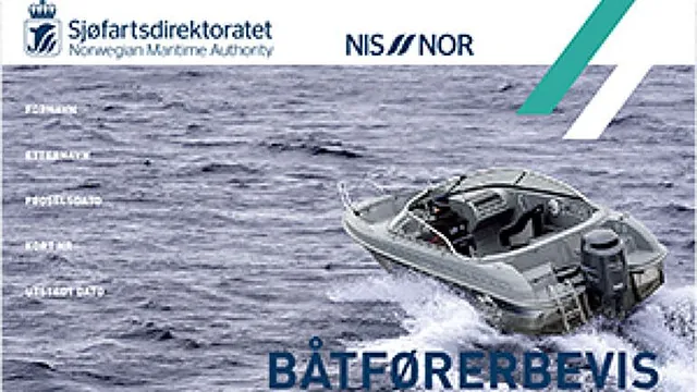 Hvit daycruiser ved brygge i solnedgang hos Kiil Sandtangen.