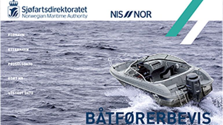 Hvit daycruiser ved brygge i solnedgang hos Kiil Sandtangen.