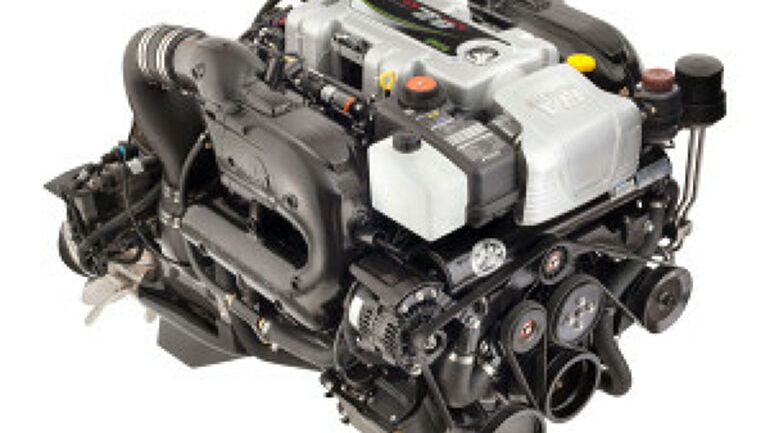 Nærbilde av moderne båtmotor klar for service og installasjon.