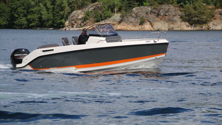 Hvit og blå båt på sjøen