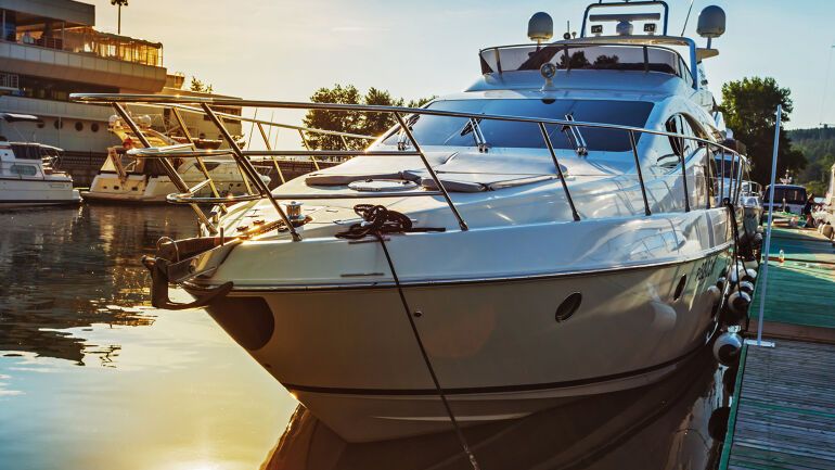 Hvit daycruiser ved brygge i solnedgang hos Kiil Sandtangen.