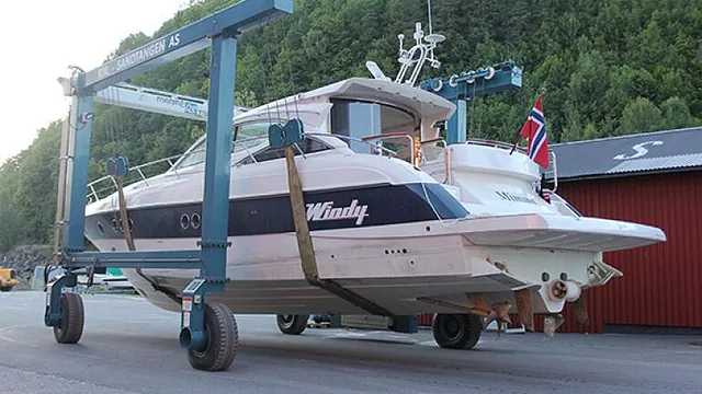 Stor båt løftes med Marine Travelift for vedlikehold.